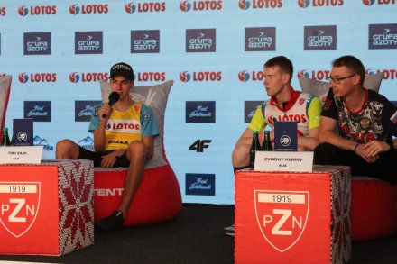 Timi Zajc odpowiadający na pytania dziennikarzy